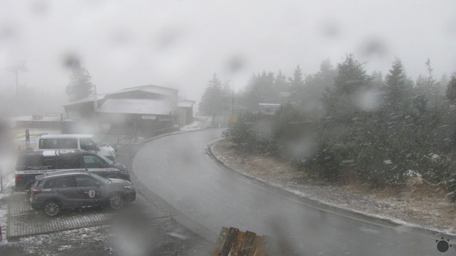 Už sa to k nám ženie a o 21:00 h to príde. Studený front prináša lejak, búrky aj sneženie