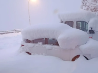 Na diaľnici uviazlo 100 áut. Napadlo 50 cm snehu za pár hodín