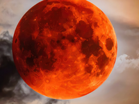 Vzácny „krvavý Mesiac“ už o pár hodín: Najbližšie k úplnému zatmeniu Mesiaca dôjde až v roku 2028