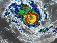 Vietor v nárazoch dosahuje 300 km/h. Nebezpečný cyklón sa približuje k pevnine