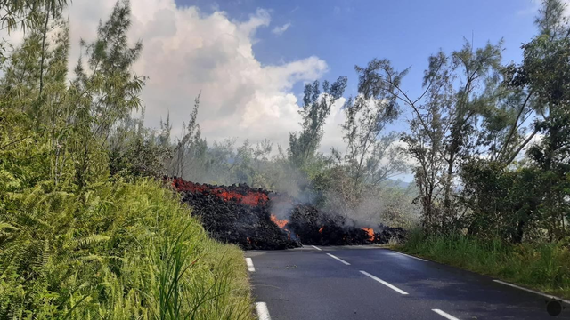 FOTO: Erupcia obávanej sopky neutícha. Žeravá láva preťala hlavnú cestu