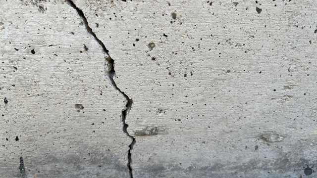 Po silnom zemetrasení v Grécku ľudia v panike vybiehali z domov. Objavujú sa prvé škody