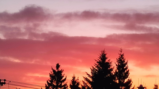 Farebné nebo nad Slovenskom: Prečo sú západy slnka v týchto dňoch červené?