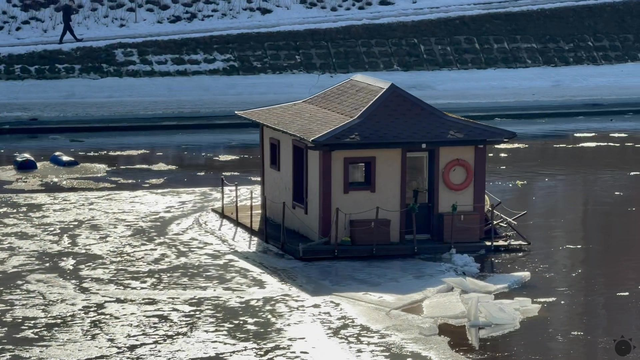 Kuriozita v európskej metropole: Dom odniesla pokojná voda