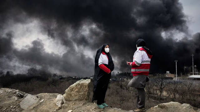Irán po útokoch na ropné zariadenia čelí „toxickému dažďu“. Pre ľudí je nebezpečný