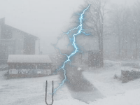 AKTUÁLNE: Búrky prekvapili Slovensko. V okolí Kremnice udrelo 20 bleskov, na Skalke sneží