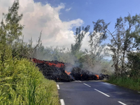 FOTO: Erupcia obávanej sopky neutícha. Žeravá láva preťala hlavnú cestu