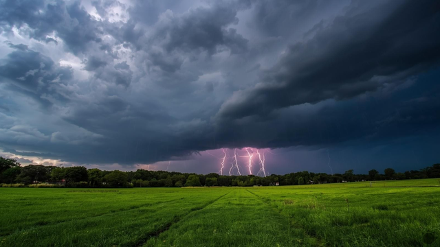 V našej oblasti sa začínajú tvoriť búrky, dnes sa môžu vyskytnúť aj na Slovensku