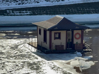 Kuriozita v európskej metropole: Dom odniesla pokojná voda