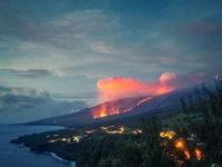 VIDEO: Erupcia sopky neutícha. Žeravá láva sa vliala do oceánu