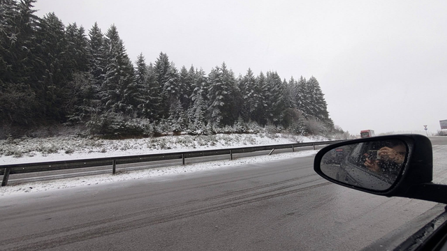 Cesty na Orave pokrýva sneh. Situácia je komplikovanejšia predovšetkým v kopcovitých oblastiach Slovenska