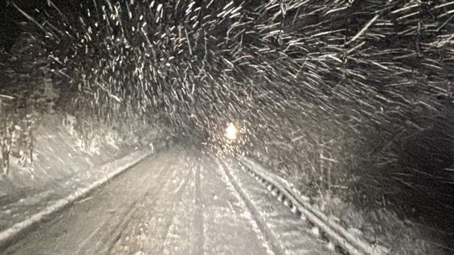 Na cestách od rána pozor! Donovaly aj Vernár sú uzavreté, dohľadnosť je na minime