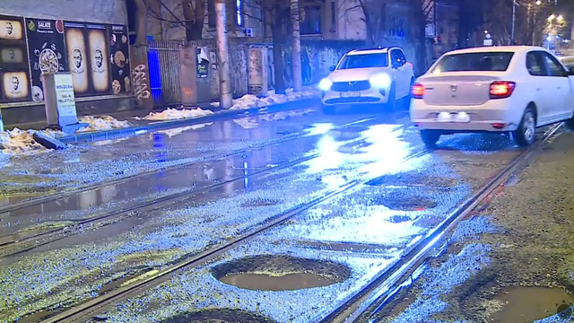 Mrazivá zima si vybrala daň. Cesty v Bukurešti pripomínajú vojnovú zónu