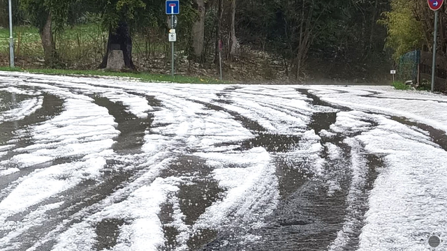 Búrky u susedov spôsobili viacero škôd. Úder blesku odštartoval aj požiar trávy