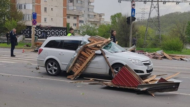 Nebezpečná situácia na Balkáne: Vietor bol taký silný, že strhával plechy zo striech