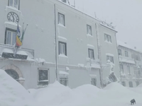 Spadli metre a metre snehu. Niektoré regióny sú odrezané od sveta