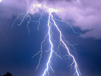 AKTUÁLNE: Piatkové popoludnie prináša na Slovensko búrky. Oveľa búrlivejšie je za hranicami