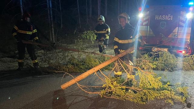 Padajú stromy, hasiči majú plné ruky práce. Orkán je tu