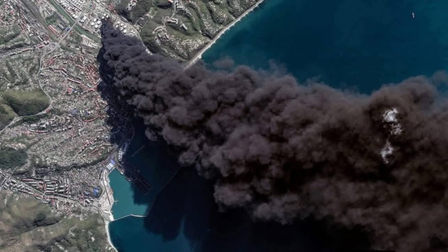 Ruskú rafinériu nevedia uhasiť. Katastrofa sa šíri až na Kavkaz