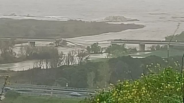 Katastrofa v Taliansku: Zrútil sa dôležitý most a extrémna vlna teraz pustoší pobrežie