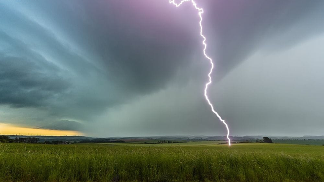 Krúpy, vietor a blesky. Udrelo vyše 122 000 bleskov. Pozrite si MAPU, kde udrelo najviac bleskov