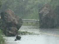 Vodičom išlo o život. Pri extrémnych zrážkach spadli na cestu obrovské balvany