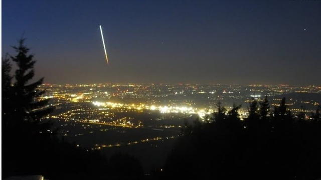 VIDEO: Kamery zachytili prelet jasného BOLIDU nad našou oblohu. Mohol dopadnúť v okolí Slovenska