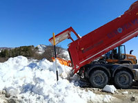 Mesto zasypalo množstvo snehu. Tony snehu teraz vyvážajú von z mesta po rekordnom snežení v Taliansku