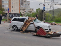 Nebezpečná situácia na Balkáne: Vietor bol taký silný, že strhával plechy zo striech