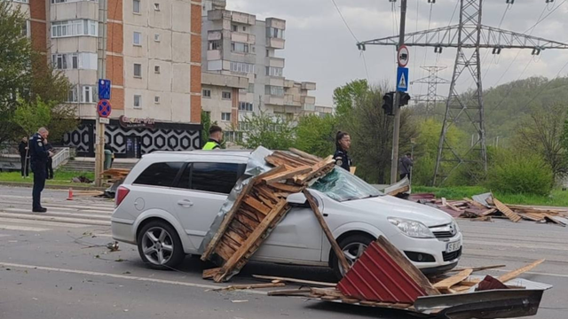 Vietor láme stromy, strháva strechy, nárazy dosiahli 120 km/h. Skončí to už čoskoro