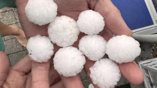 VIDEO: Nedeľné búrky priniesli obrovské krúpy, aj problémy v doprave