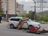 Vietor láme stromy, strháva strechy, nárazy dosiahli 120 km/h. Skončí to už čoskoro