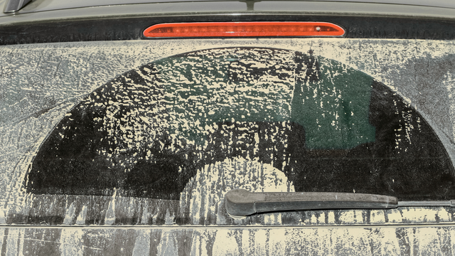 Na Slovensko sa valí masa saharského prachu. Autá aj okná čaká špinavý „krvavý“ dážď