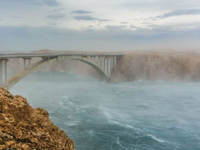 Chorvátsko sužuje bóra, Jadran búrky. Zahraničné veľvyslanectvá vydávajú výstrahy