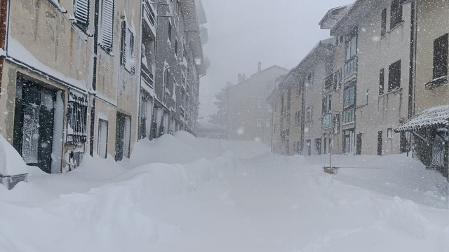 Lyžiarske strediská zasypalo, ľudia hľadajú svoje autá. Kalamita na juhu Talianska patrí k najhorším