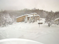 Rekordné sneženie na juhu Európy. Lavína takmer zasypala hotel