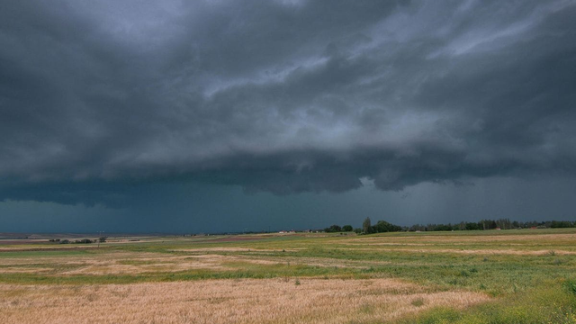V najbližších hodinách bude počasie dynamické, hrozia nám prehánky a vylúčené nie sú ani búrky