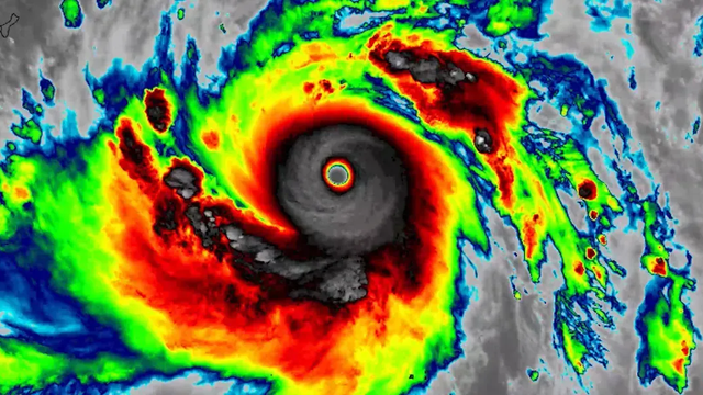 Monštrum v Pacifiku: Supertajfún Sinlaku predstavuje smrteľné nebezpečenstvo a mieri k územiu USA
