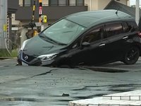 Zemetrasenie v Japonsku má dohru: Auto sa prepadlo do trhliny v asfalte