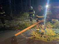 Padajú stromy, hasiči majú plné ruky práce. Orkán je tu