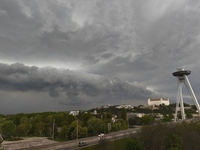 FOTO: Náraz vetra dosiahol 73 km/h. Front priniesol aj 100 000 bleskov a krásny shelf cloud