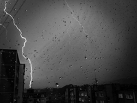 Za hranicami Slovenska máme búrky. Niekde teraz príde aj sneh