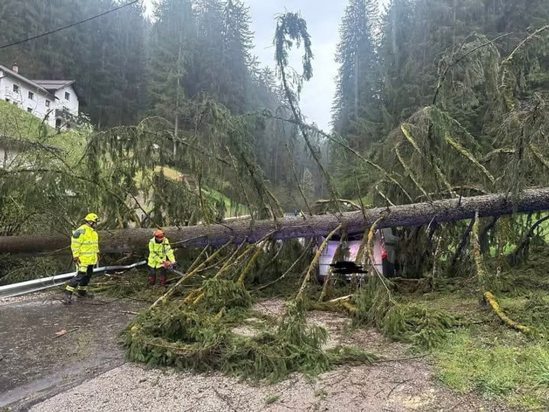 Silný vietor v Slovinsku lámal stromy, zdroj: Gasilci Prevalje
