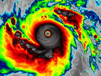 Monštrum v Pacifiku: Supertajfún Sinlaku predstavuje smrteľné nebezpečenstvo a mieri k územiu USA
