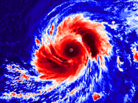 Obrovský supertajfún sa blíži: Nárazy vetra dosahujú 335 km/h, rušia sa lety a vyhlásený je stav núdze