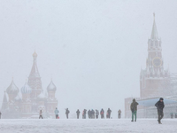 Moskvu zasiahla zima: Letiská rušia lety, snehová víchrica pácha škody