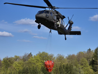 VIDEO: Hasiči bojujú s požiarom lesa vo vysokom stupni ochrany prírody