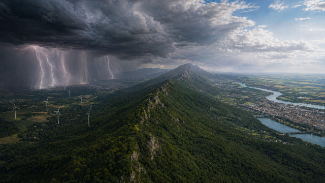 Veterné elektrárne pri hraniciach so Slovenskom menia počasie a búrky vraj blokujú. Čo sa skutočne deje?