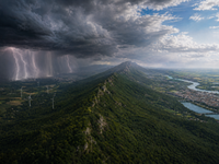 Veterné elektrárne pri hraniciach so Slovenskom menia počasie a búrky vraj blokujú. Čo sa skutočne deje?