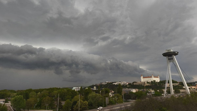 FOTO: Náraz vetra dosiahol 73 km/h. Front priniesol aj 100 000 bleskov a krásny shelf cloud